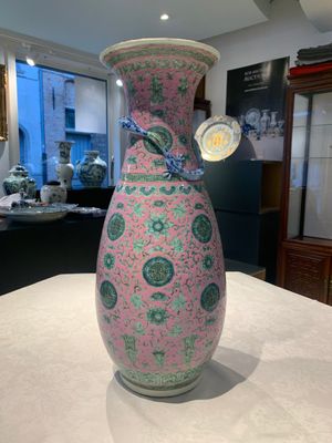 A Chinese famille rose 'shou and chilong' vase, 19th C. — foto 2