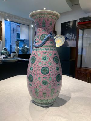 A Chinese famille rose 'shou and chilong' vase, 19th C. — foto 3