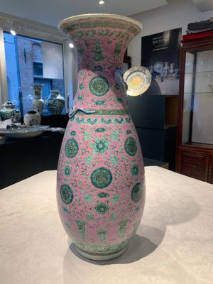 A Chinese famille rose 'shou and chilong' vase, 19th C. — foto 5