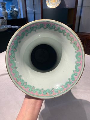 A Chinese famille rose 'shou and chilong' vase, 19th C. — foto 6