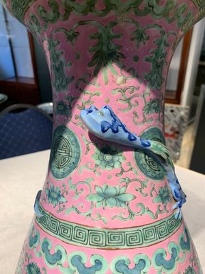 A Chinese famille rose 'shou and chilong' vase, 19th C. — foto 9