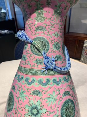 A Chinese famille rose 'shou and chilong' vase, 19th C. — foto 10
