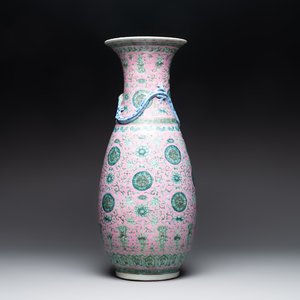 A Chinese famille rose 'shou and chilong' vase, 19th C. — foto 1