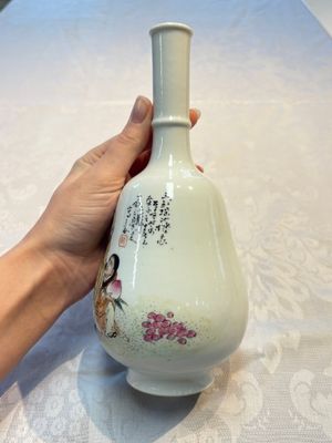 A Chinese famille rose 'Shoulao' bottle vase, signed Wang Qi 王琦, Taozhai 匋斋 seal mark, dated 1943 — photo 2