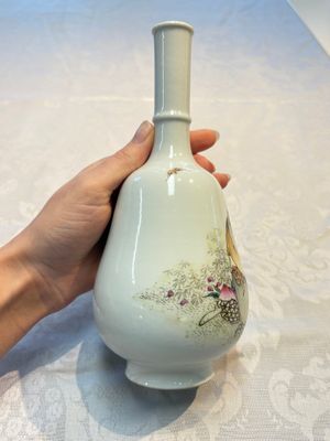 A Chinese famille rose 'Shoulao' bottle vase, signed Wang Qi 王琦, Taozhai 匋斋 seal mark, dated 1943 — photo 4