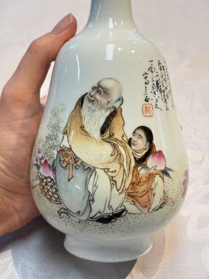 A Chinese famille rose 'Shoulao' bottle vase, signed Wang Qi 王琦, Taozhai 匋斋 seal mark, dated 1943 — photo 8
