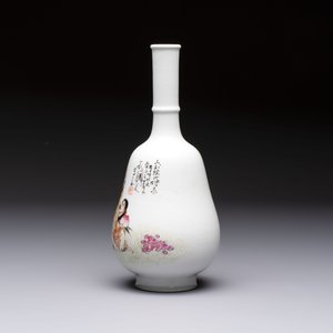 A Chinese famille rose 'Shoulao' bottle vase, signed Wang Qi 王琦, Taozhai 匋斋 seal mark, dated 1943 — photo 2