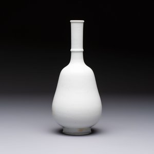 A Chinese famille rose 'Shoulao' bottle vase, signed Wang Qi 王琦, Taozhai 匋斋 seal mark, dated 1943 — photo 3