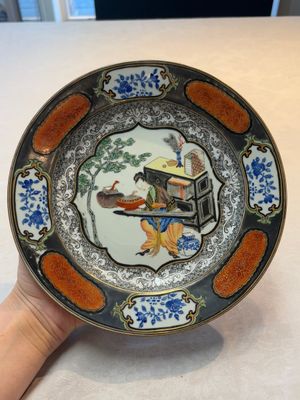 A Chinese famille rose silver and gilt-decorated plate with a lady playing guqin, Yongzheng/Qianlong — photo 1