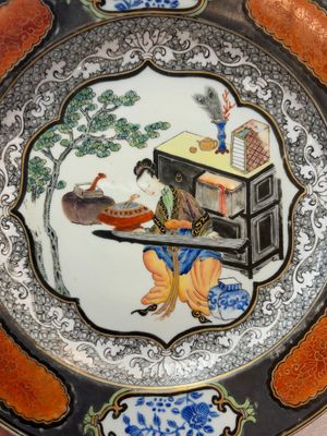 A Chinese famille rose silver and gilt-decorated plate with a lady playing guqin, Yongzheng/Qianlong — photo 2