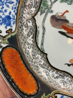 A Chinese famille rose silver and gilt-decorated plate with a lady playing guqin, Yongzheng/Qianlong — photo 3