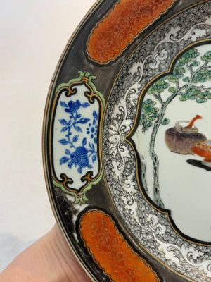 A Chinese famille rose silver and gilt-decorated plate with a lady playing guqin, Yongzheng/Qianlong — photo 4