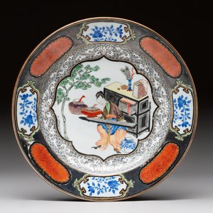 A Chinese famille rose silver and gilt-decorated plate with a lady playing guqin, Yongzheng/Qianlong — photo 1