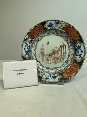 A Chinese famille rose silver and gilt-decorated plate with figural design, Yongzheng/Qianlong — photo 1