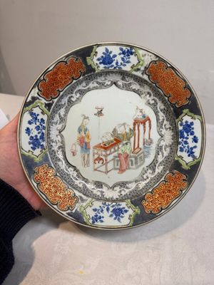 A Chinese famille rose silver and gilt-decorated plate with figural design, Yongzheng/Qianlong — photo 2