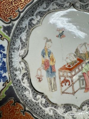 A Chinese famille rose silver and gilt-decorated plate with figural design, Yongzheng/Qianlong — photo 3