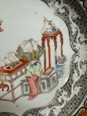 A Chinese famille rose silver and gilt-decorated plate with figural design, Yongzheng/Qianlong — photo 4