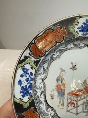 A Chinese famille rose silver and gilt-decorated plate with figural design, Yongzheng/Qianlong — photo 5