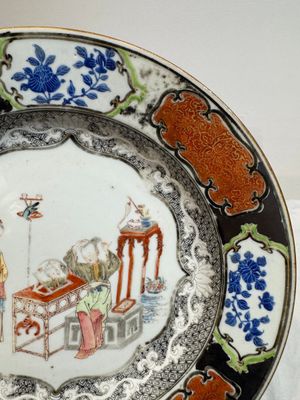 A Chinese famille rose silver and gilt-decorated plate with figural design, Yongzheng/Qianlong — photo 6
