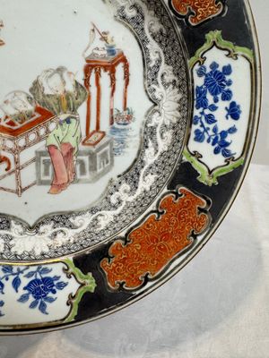 A Chinese famille rose silver and gilt-decorated plate with figural design, Yongzheng/Qianlong — photo 7