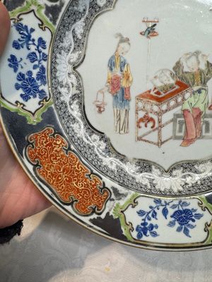 A Chinese famille rose silver and gilt-decorated plate with figural design, Yongzheng/Qianlong — photo 8