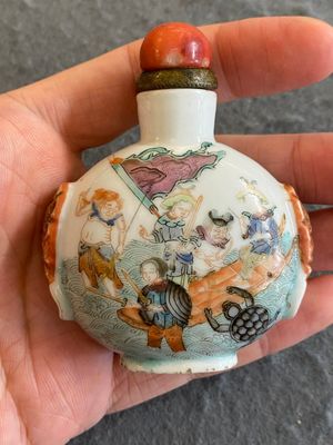A Chinese famille rose snuff bottle, Qianlong mark, 19th C. — 照片 1