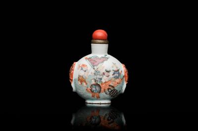 A Chinese famille rose snuff bottle, Qianlong mark, 19th C.