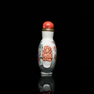 A Chinese famille rose snuff bottle, Qianlong mark, 19th C. — 照片 4