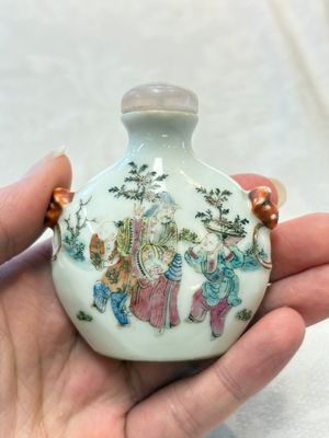 A Chinese famille rose snuff bottle with figural design, 19th C. — photo 1