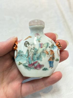 A Chinese famille rose snuff bottle with figural design, 19th C. — photo 3