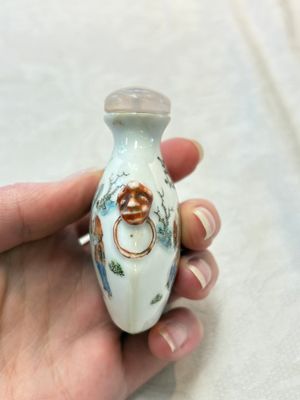 A Chinese famille rose snuff bottle with figural design, 19th C. — photo 4