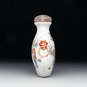 A Chinese famille rose snuff bottle with figural design, 19th C. — photo 2