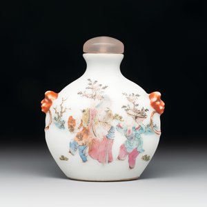 A Chinese famille rose snuff bottle with figural design, 19th C. — photo 3