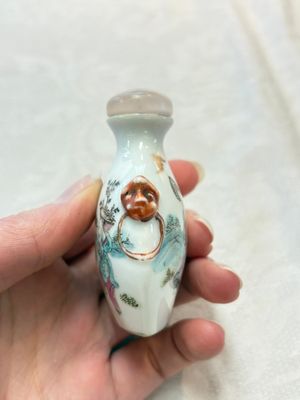 A Chinese famille rose snuff bottle with figural design, 19th C. — photo 2