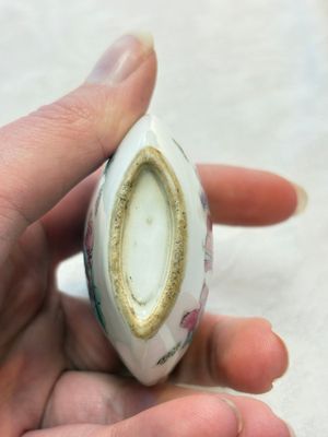 A Chinese famille rose snuff bottle with figural design, 19th C. — photo 6