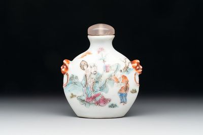 A Chinese famille rose snuff bottle with figural design, 19th C.
