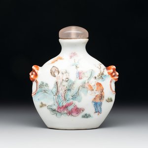 A Chinese famille rose snuff bottle with figural design, 19th C. — photo 1