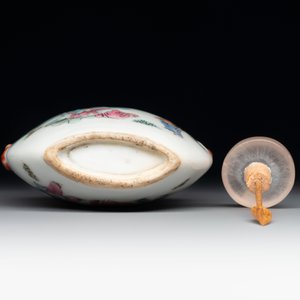 A Chinese famille rose snuff bottle with figural design, 19th C. — photo 6
