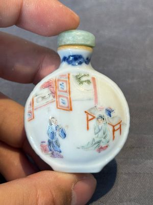 A Chinese famille rose snuff bottle with jadeite stopper, Jiaqing mark and of the period — 照片 1