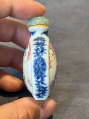 A Chinese famille rose snuff bottle with jadeite stopper, Jiaqing mark and of the period — 照片 2