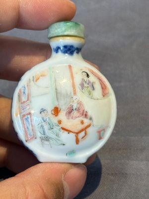 A Chinese famille rose snuff bottle with jadeite stopper, Jiaqing mark and of the period — 照片 3