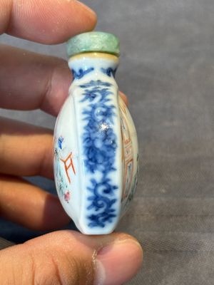 A Chinese famille rose snuff bottle with jadeite stopper, Jiaqing mark and of the period — 照片 4