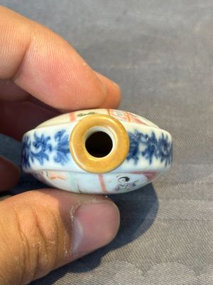 A Chinese famille rose snuff bottle with jadeite stopper, Jiaqing mark and of the period — 照片 5
