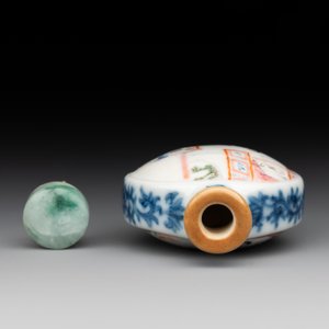 A Chinese famille rose snuff bottle with jadeite stopper, Jiaqing mark and of the period — 照片 5