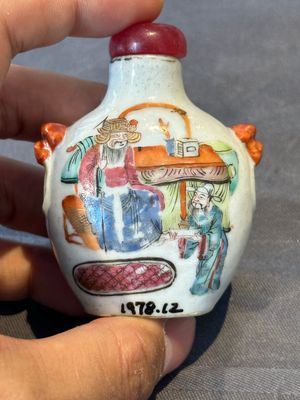 A Chinese famille rose snuff bottle with narrative design, Tongzhi mark and of the period — photo 1