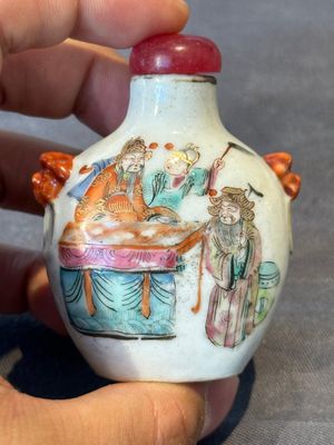 A Chinese famille rose snuff bottle with narrative design, Tongzhi mark and of the period — photo 3