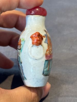 A Chinese famille rose snuff bottle with narrative design, Tongzhi mark and of the period — photo 4