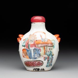 A Chinese famille rose snuff bottle with narrative design, Tongzhi mark and of the period — photo 3