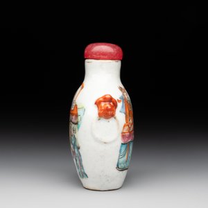 A Chinese famille rose snuff bottle with narrative design, Tongzhi mark and of the period — photo 4