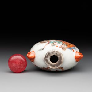A Chinese famille rose snuff bottle with narrative design, Tongzhi mark and of the period — photo 5